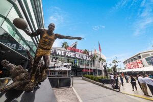 Magic Johnson statuten utenfor Staples Center i Los Angeles