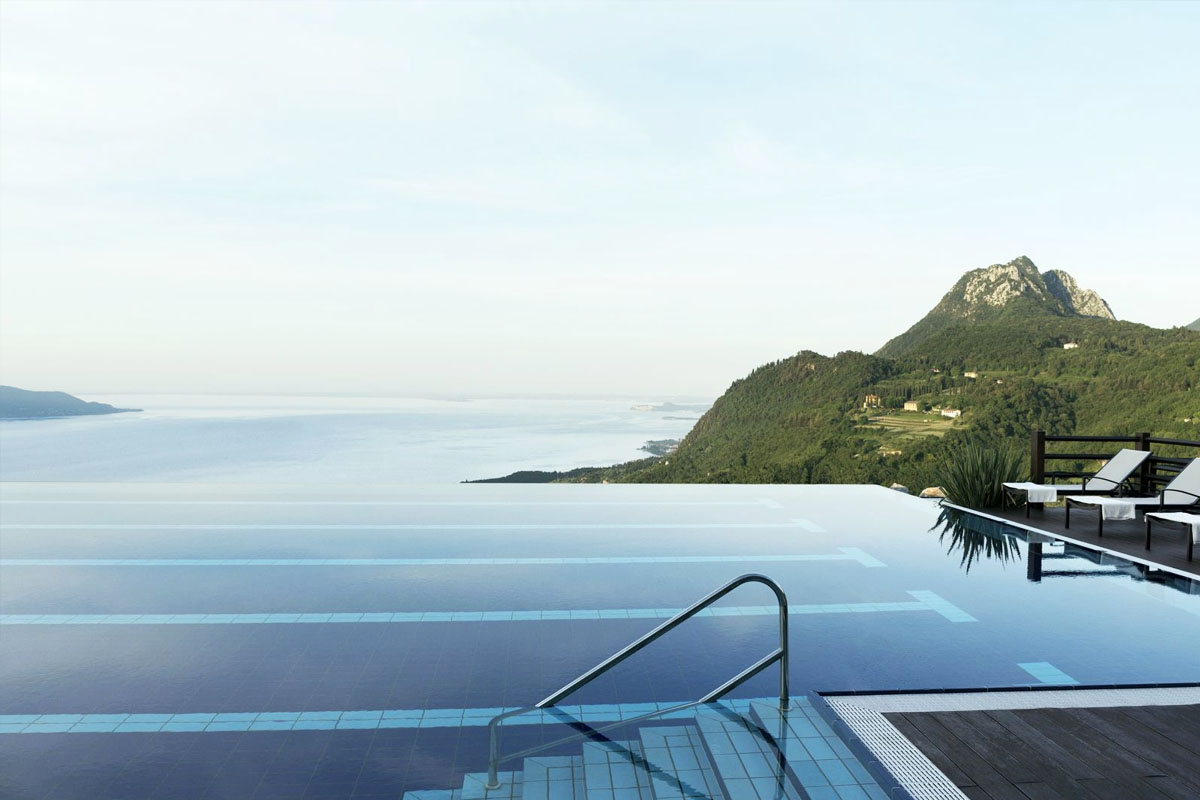 Hotellbassenget hos Lefay Resort & SPA ved Gardasjøen i Italia