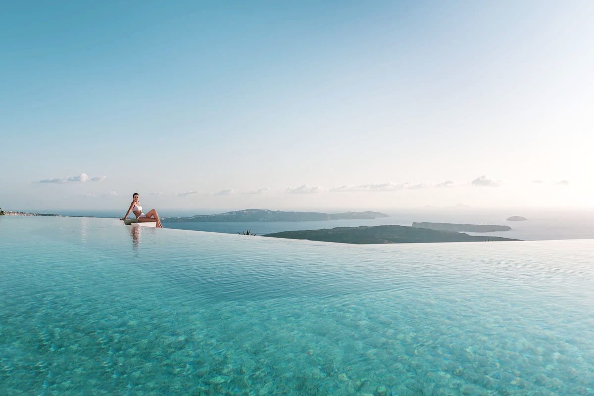 Majestetisk hotell med fantastisk basseng på Santorini i Hellas